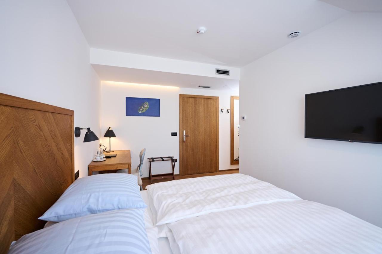 Hisa Ancka, Sencur - 3 Min To The Airport Hotel ภายนอก รูปภาพ